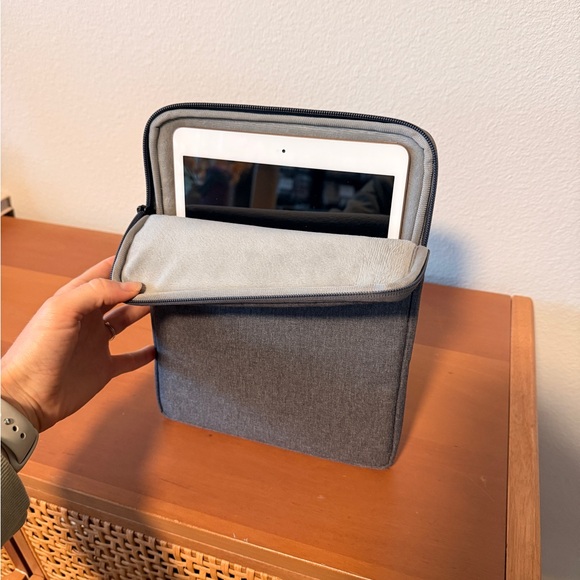 7th Gen Apple iPad - includes Pencil, Case, Charger & Headphones - Picture 4 of 8